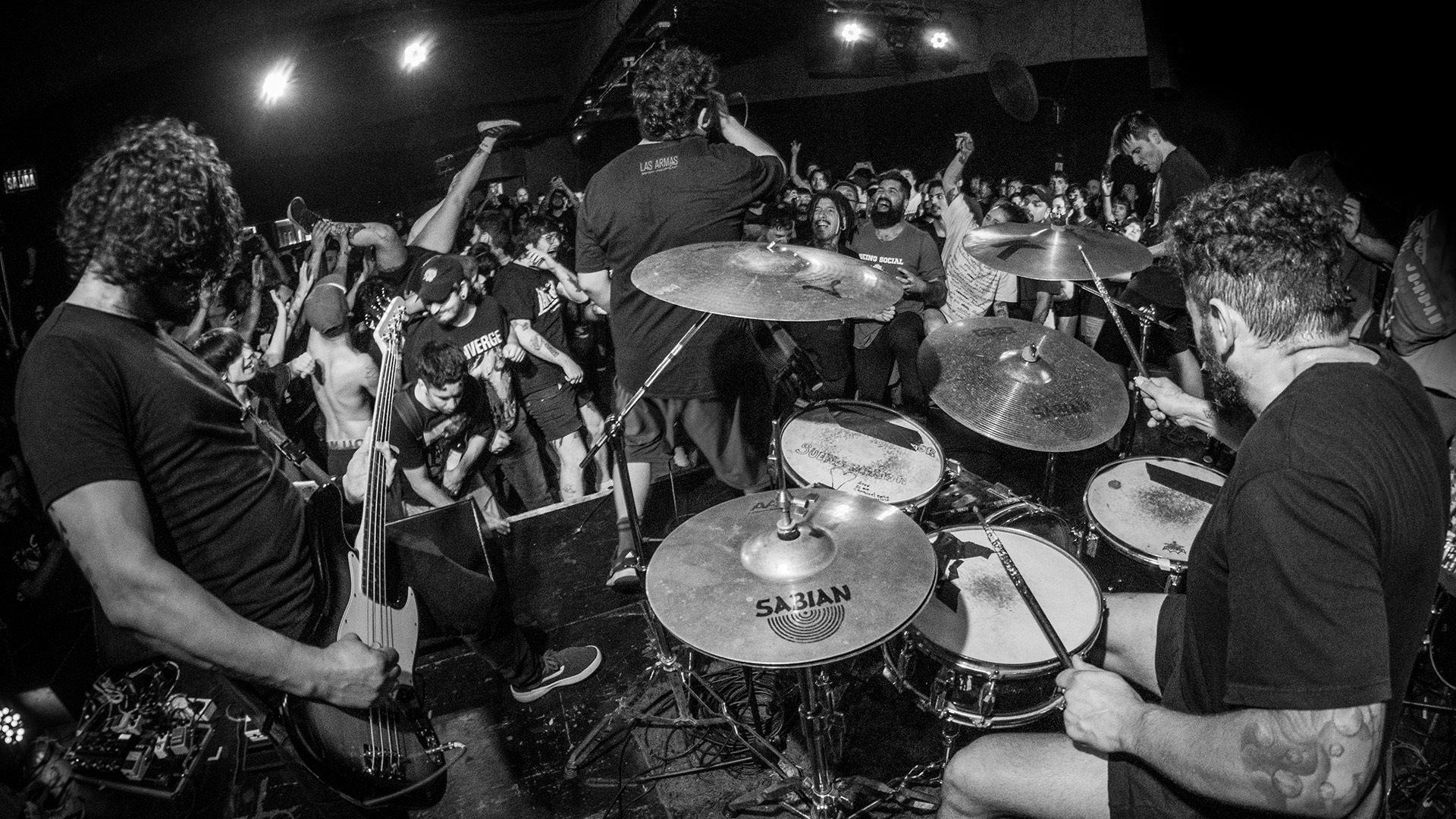 Las Armas: ''Nos gusta el ruido del amplificador pegándonos en la espalda''